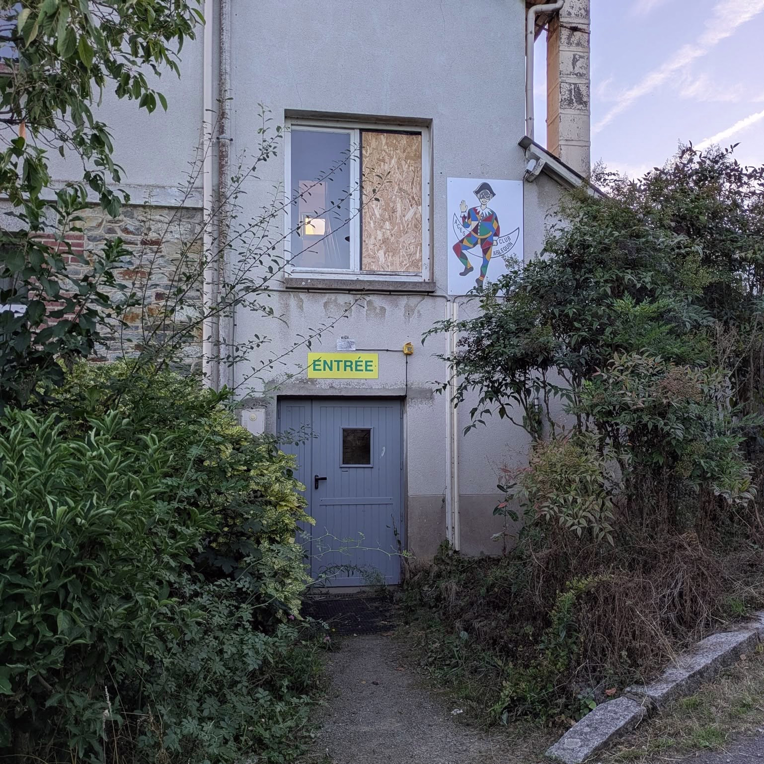 Entrée de la Salle Bon Secours, par l'Allée du Jardin